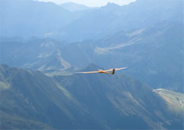 Der Calif A21S im Gleitflug in den Alpen